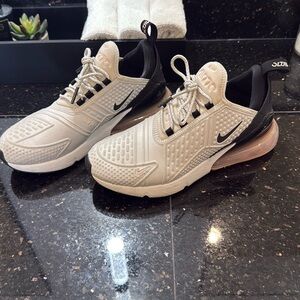 Nike women’s Air Max 270 Size 7.5 Gently worn